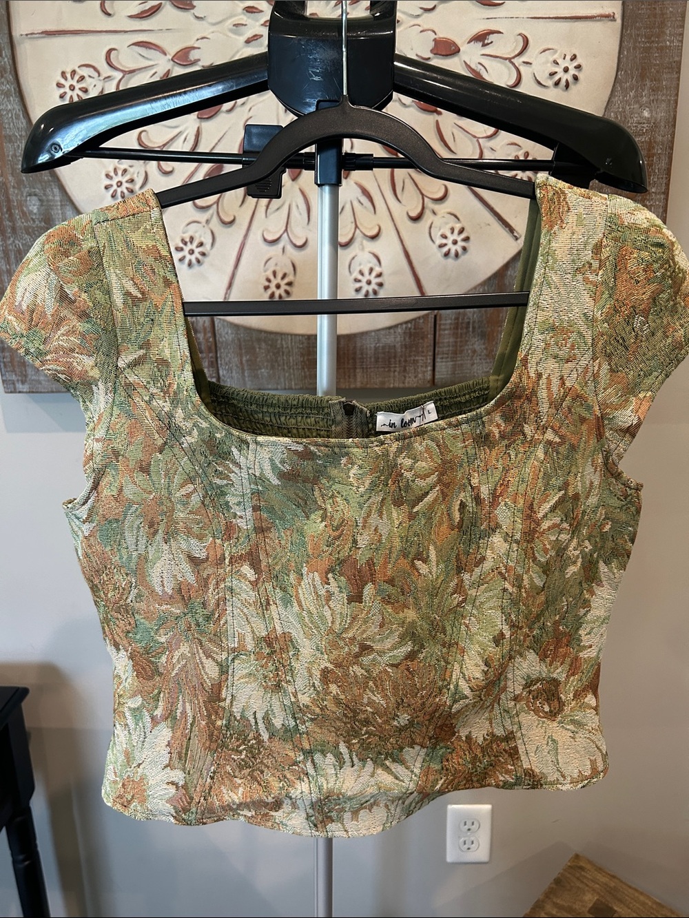 in loom Women’s Textured Floral Square-Neck Crop Top in Green & Beige Sz Large
